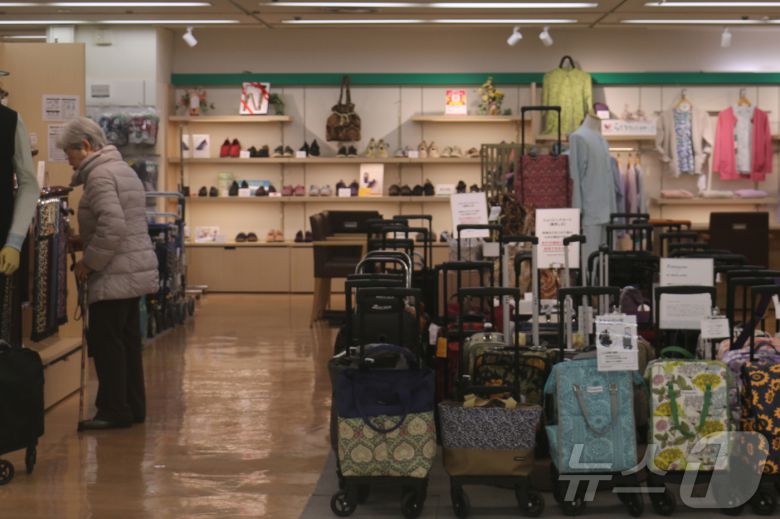 도쿄 신주쿠역 인근의 게이오 백화점 8층에 한 시민이 상품을 구경하는 모습. 2025.4.2/뉴스1 ⓒ News1 김근욱 기자