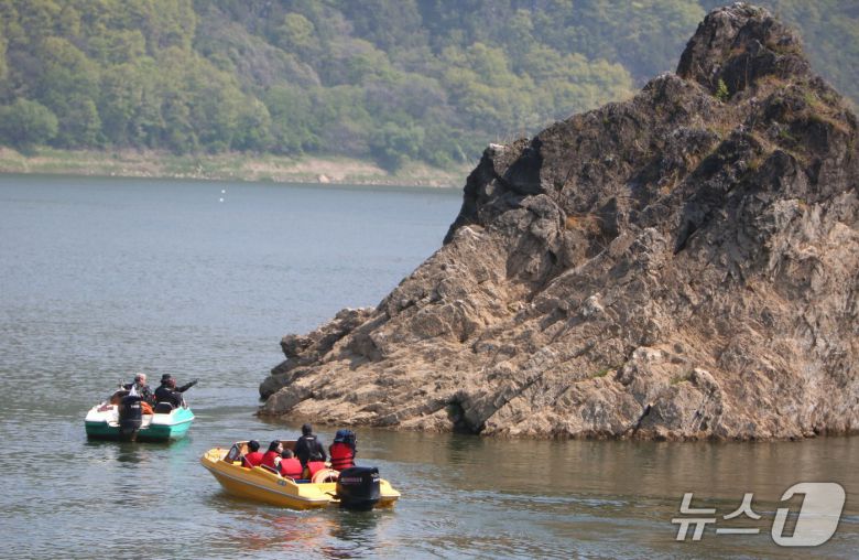 김련 한국동굴연구소 박사 등 수중질지 조사팀이 단양 도담삼봉 외형을 살펴보고 있다.2025.4.25./뉴스1 ⓒ News1 손도언 기자