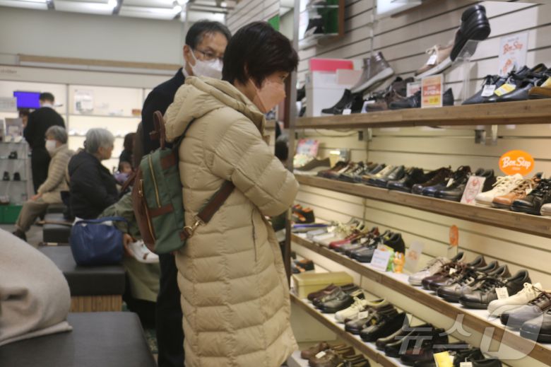 도쿄 신주쿠역 인근의 게이오 백화점 1층에 위치한 건강 신발 매장에서 시민들이 상품을 구경하는 모습. 2025.4.2/뉴스1 ⓒ News1 김근욱 기자