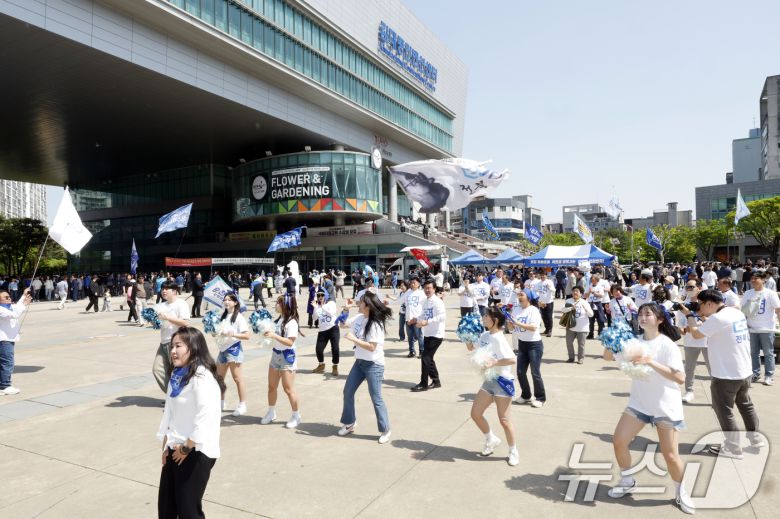 더불어민주당의 제21대 대통령선거 후보자 선출을 위한 호남권 합동연설회가 열리는 26일 광주 서구 김대중컨벤션센터에서 당원들이 지지하는 후보를 열렬히 응원하고 있다. 2025.4.26/뉴스1 ⓒ News1 김태성 기자