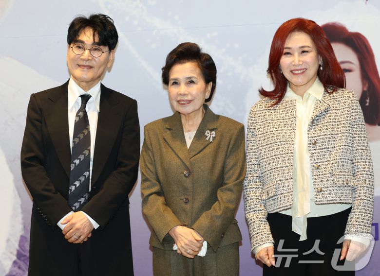 가수 조항조(왼쪽부터)와 이미자, 주현미 ⓒ News1 권현진 기자