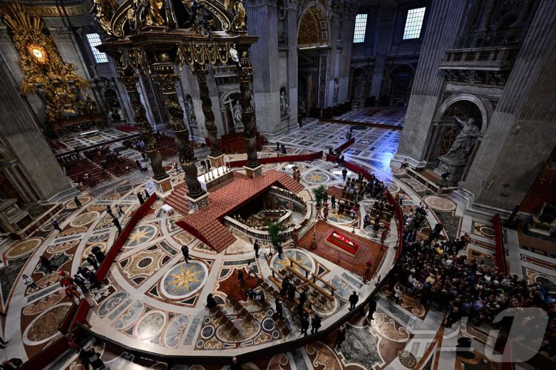 23일(현지시간) 프란치스코 교황의 관이 안치된 바티칸 성 베드로 대성당에서 신자들이 조문을 하고 있다. 2025.4.23 ⓒ AFP=뉴스1