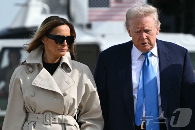 도널드 트럼프 미국 대통령과 부인 멜라니아 여사가 25일(현지시간) 프란치스코 교황 장례식 참석을 위해 워싱턴 인근 앤드루스 합동 기지서 이탈리아 로마로 향하는 전용기를 타러 가고 있다. 2025.04.26 ⓒ AFP=뉴스1 ⓒ News1 우동명 기자