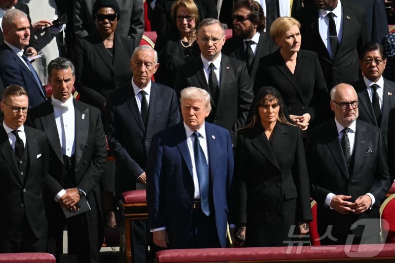 도널드 트럼프 미국 대통령과 멜라니아 트럼프 여사를 비롯한 해외 정상들이 26일 오후(현지시간) 바티칸 성 베드로 광장에서 열린 프란치스코 교황의 장례 미사에 참석해 있다. ⓒ AFP=뉴스1