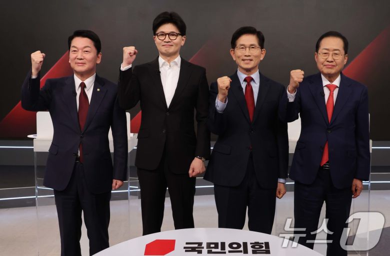 26일 서울 중구 매경미디어센터에서 열린 국민의힘 대통령 선거 제2차 경선 후보자 토론회에서 후보들이 토론에 앞서 기념 촬영을 하고 있다. 왼쪽부터 안철수, 한동훈, 김문수, 홍준표 후보. 2025.4.26/뉴스1 ⓒ News1 국회사진취재단