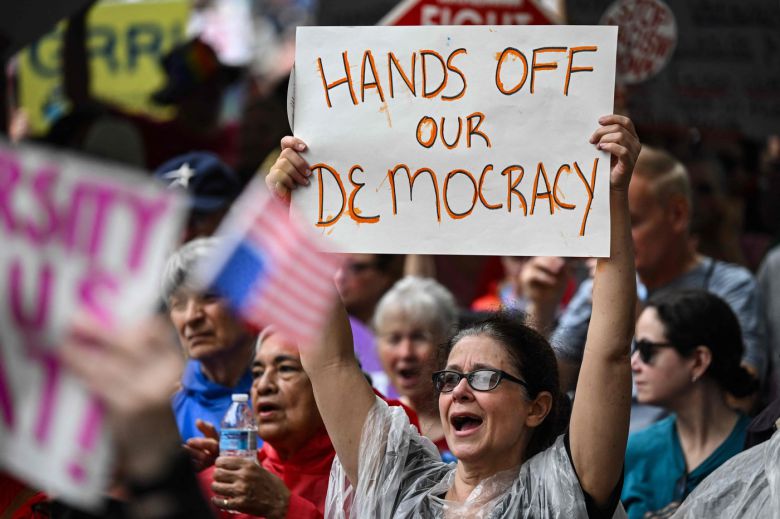 5일(현지시간) 텍사스주 휴스턴에서 도널드 트럼프 미국 대통령과 일론 머스크 테슬라 CEO에 반대하는 '손을 떼라'는 '핸즈 오프' 시위대가 구호를 외치고 있다. 2025.04.06 ⓒ AFP=뉴스1 ⓒ News1 우동명 기자