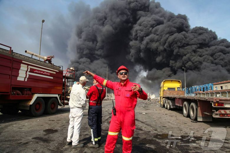26일(현지시간) 이란 남부 반다르아바스에 위치한 샤히드 라자이 항에서 대규모 폭발이 일었다. 시민들이 다친 부상자를 이송하는 모습. 25.04.26 ⓒ AFP=뉴스1 ⓒ News1 김예슬 기자