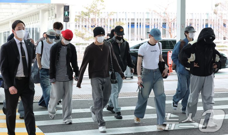 그룹 더보이즈가 27일 오전 인천국제공항 제2터미널에 도착해 대만 타이베이로 출국하고 있다. ⓒ News1 장수영 기자