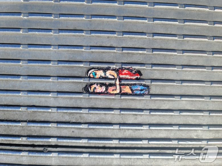 벤 윌슨이 제작한 위의 껌딱지 작품은 밀레니엄 브리지 바닥 표면에 난 홈에 가로막힌 연인의 사랑을 표현하고 있다.@ 조아현