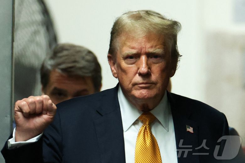 도널드 트럼프 미국 대통령이 29일(현지시간) 뉴욕 맨해튼 형사법원에서 열린 '성 추문 입막음 돈' 의혹 사건 재판의 배심원 심리에 도착을 하고 있다. 2024.05.30 ⓒ AFP=뉴스1 ⓒ News1 우동명 기자