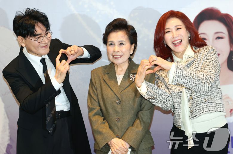 가수 조항조(왼쪽부터)와 이미자, 주현미 ⓒ News1 권현진 기자