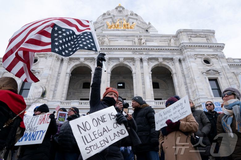 5일(현지시간) 미국 미네소타주(州) 세인트폴의 미네소타 주 의사당에서 시위대가 프로젝트 2025와 도널드 트럼프 미국 대통령의 행정명령에 반대하는 '50501' 운동 시위에 참석하고 있다. 25.02.05 ⓒ 로이터=뉴스1 ⓒ News1 김예슬 기자