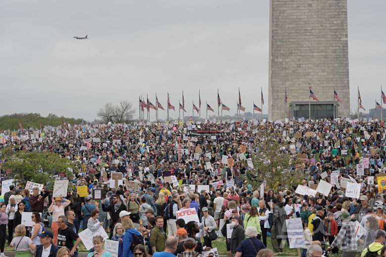 5일(현지시간) 미국 워싱턴DC의 워싱턴 기념탑 일대가 도널드 트럼프 미국 대통령에게 반대하는 시위대로 인산인해를 이루고 있다. 2025.04.05 ⓒ 로이터=뉴스1 ⓒ News1 정지윤 기자