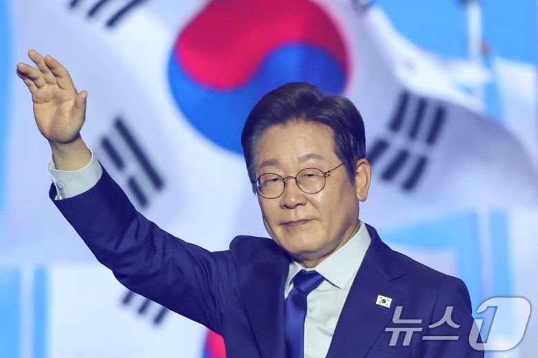이재명 더불어민주당 제21대 대통령선거 후보가 27일 경기 고양시 킨텍스에서 열린 수도권·강원·제주 합동연설회에 참석해 최종 후보로 선출된 뒤 수락 연설에 앞서 인사하고 있다. 2025.4.27/뉴스1 ⓒ News1 안은나 기자