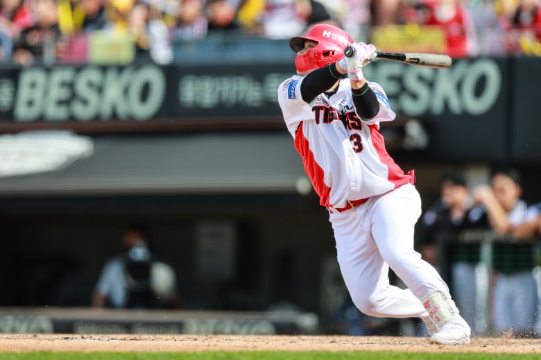 KIA 타이거즈 김선빈이 27일 열린 KBO리그 광주 LG 트윈스전에서 7회말 결승타를 때려 팀의 3-2 승리를 이끌었다. (KIA 타이거즈 제공)