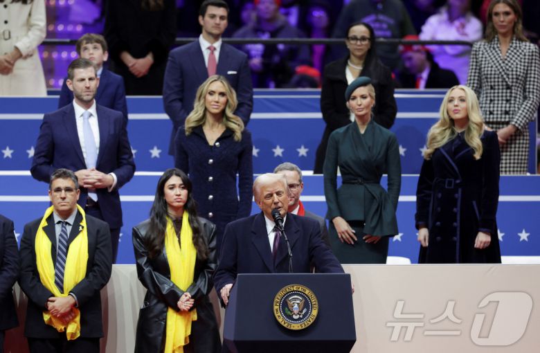 20일(현지시간) 워싱턴 '캐피털원아레나'에서 도널드 트럼프 대통령 취임식 축하 집회가 열린 가운데 트럼프 대통령의 차남 에릭과 에릭의 부인 라라, 장녀 이방카, 차녀 티파니(둘째 줄 왼쪽부터)가 아버지의 연설을 듣고 있다. 2025.01.20 ⓒ 로이터=뉴스1 ⓒ News1 최종일 기자