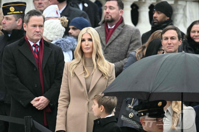 도널드 트럼프 미국 대통령 당선인의 딸 이방카와 남편 재러드 쿠슈너가 19일(현지시간) 취임식을 하루 앞두고 버지니아주 알링턴에 있는 알링턴 국립 묘지의 무명용사 묘역 헌화식에 도착을 하고 있다. 2025.01,20 ⓒ AFP=뉴스1 ⓒ News1 우동명 기자