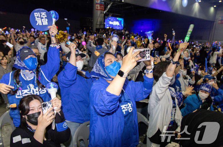 27일 경기 고양시 킨텍스에서 열린 더불어민주당 수도권·강원·제주 합동연설회에서 참석자들이 대선 경선 결과 득표율 발표에 환호하고 있다 2025.4.27/뉴스1 ⓒ News1 이재명 기자