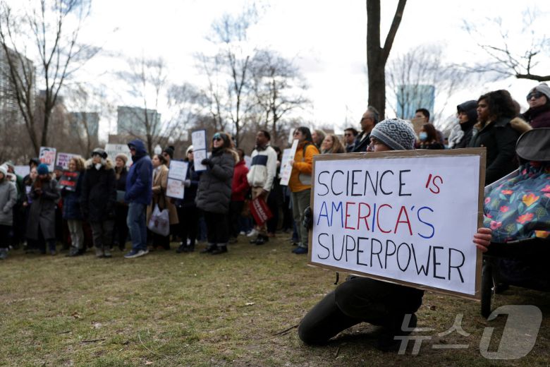7일(현지시간) 미국 매사추세츠주 보스턴에서 과학 및 연구 기금을 위한 시위가 열리고 있다. 2025.03.07 ⓒ 로이터=뉴스1 ⓒ News1 정지윤 기자