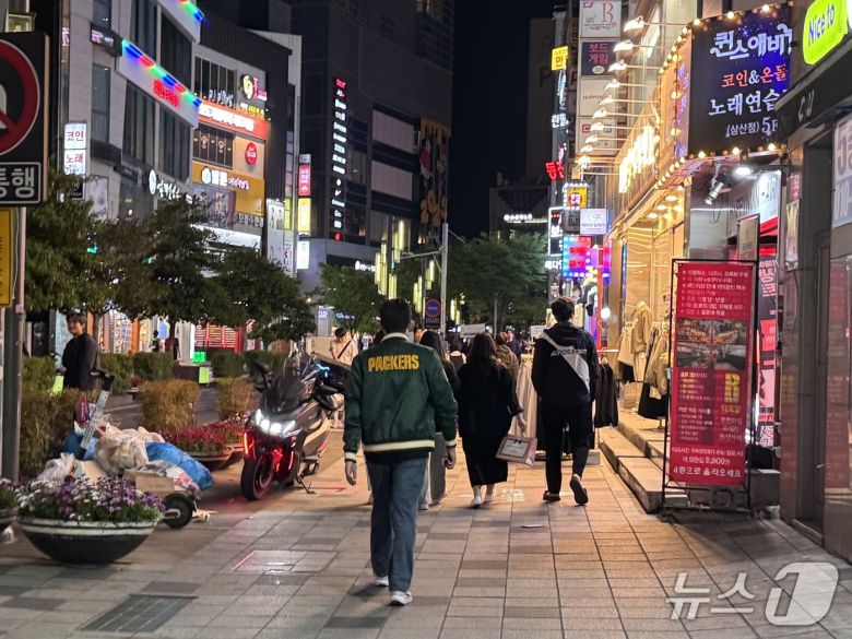 지난 26일 찾은 울산 남구 삼산동 번화가에 청년들로 북적이고 있다. 2025.4.26./뉴스1 김세은 기자
