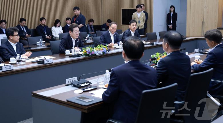 이재명 더불어민주당 대선 후보가 28일 경기 이천시 SK하이닉스에서 열린 'K-반도체' AI메모리반도체 기업 간담회에서 발언하고 있다. 2025.4.28/뉴스1 ⓒ News1 국회사진취재단