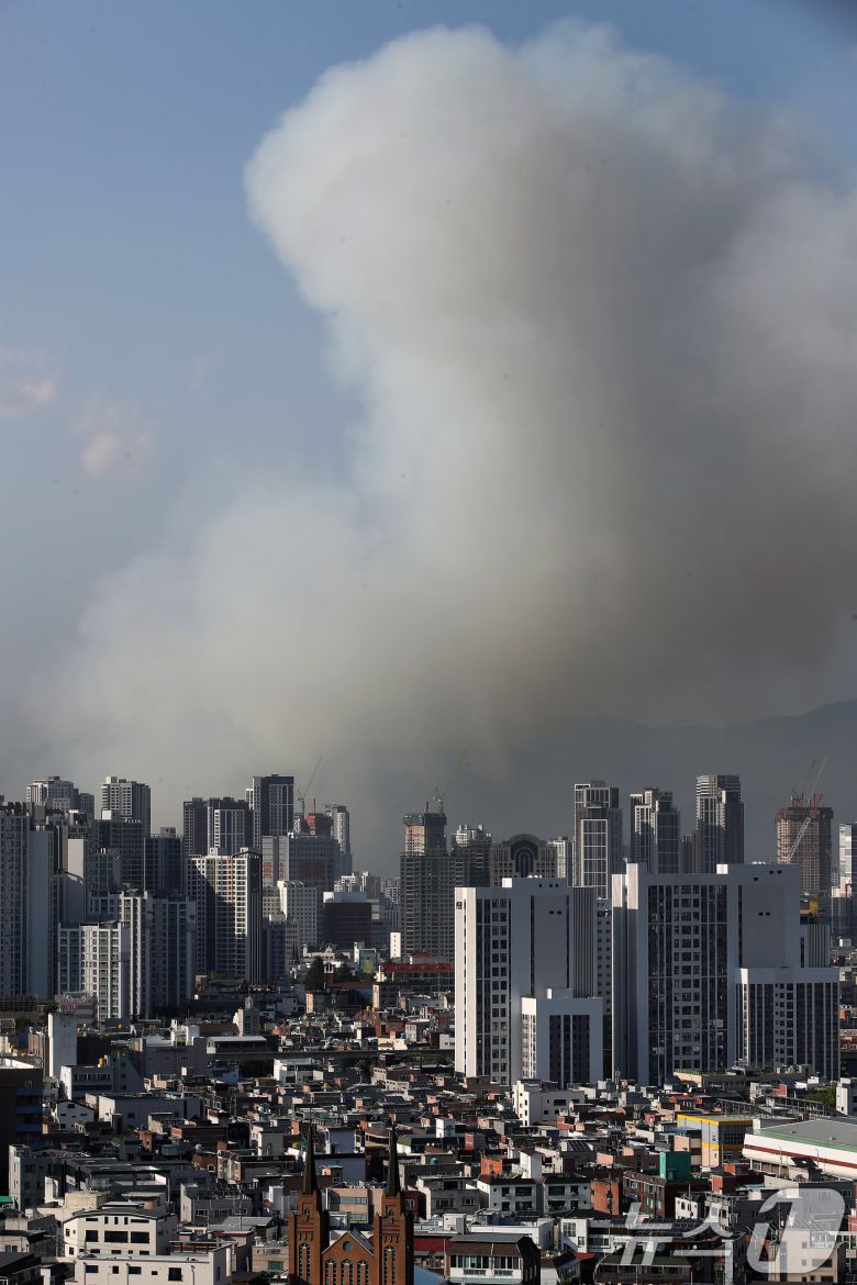 28일 오후 2시 1분쯤 대구 북구 노곡동 함지산에서 불이 나 3시간이 지나도록 꺼지지 않고 있다. 직선거리 약 8.5㎞ 떨어진 남구 영남대병원에서 연기가 치솟는 모습이 보이고 있다. 2025.4.28/뉴스1 ⓒ News1 공정식 기자