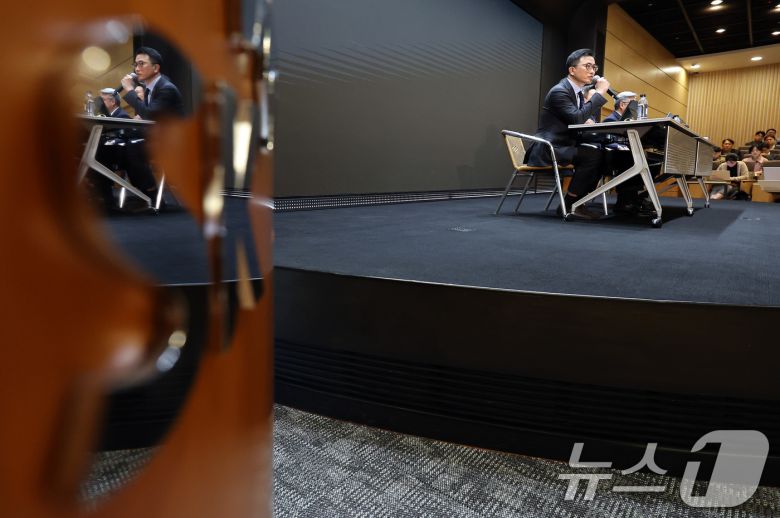 SK텔레콤 임직원들이 25일 서울 중구 SKT타워에서 고객 정보 보호조치 강화 설명회를 열고 SK텔레콤 이용자 유심(USIM) 정보 해킹 사고와 관련해 기자들 질문을 받고 있다. 2025.4.25/뉴스1 ⓒ News1 이동해 기자