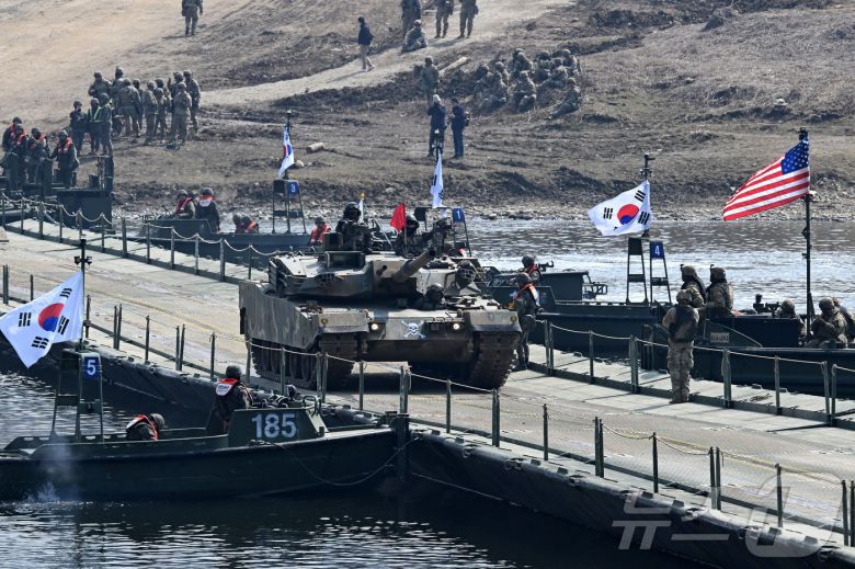 한미 연합 제병협동 도하훈련에서 K1E1전차가 180m 길이의 연합부교를 건너고 있다../뉴스1 ⓒ News1 사진공동취재단