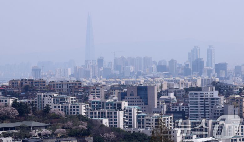 부동산 플랫폼 직방에 따르면 3월 서울 지역 아파트 매매 거래량이 지난 1월과 비교할 때 2배 이상 증가한 것으로 나타났다. 서울 아파트 단지 모습./뉴스1 ⓒ News1 박지혜 기자