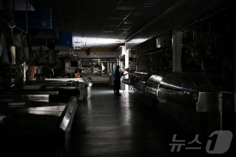 28일(현지시간) 대규모 정전이 발생한 동안 스페인 북서부 비고에서 지역 시장을 한 남성과 어린이가 걸어가고 있다. 2025.04.28.ⓒ AFP=뉴스1