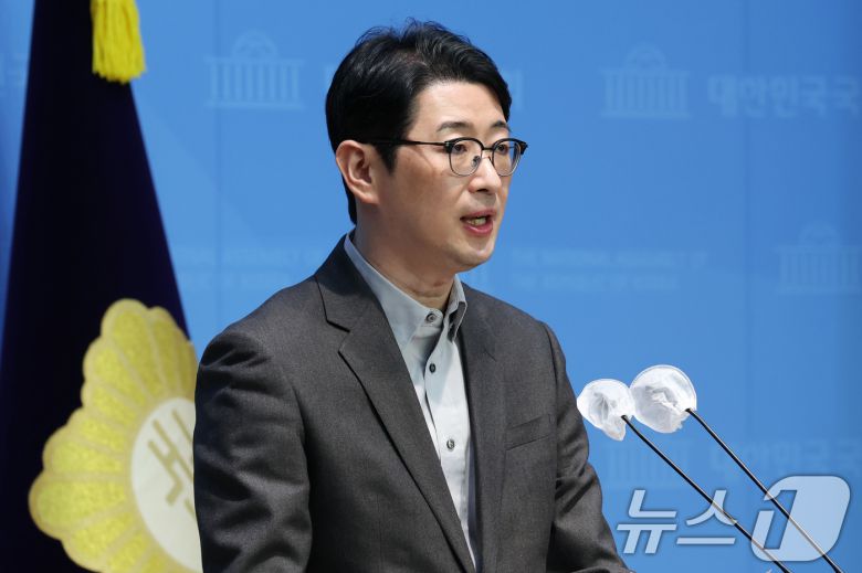 국민의힘 법률자문위원장인 주진우 의원이 16일 오후 서울 여의도 국회 소통관에서 더불어민주당 카톡 검열 고발 관련 기자회견을 열고 "민주당은 국민을 상대로 검열하고 협박하는 짓을 멈춰야 한다"고 말하고 있다. 2025.1.16/뉴스1 ⓒ News1 이광호 기자