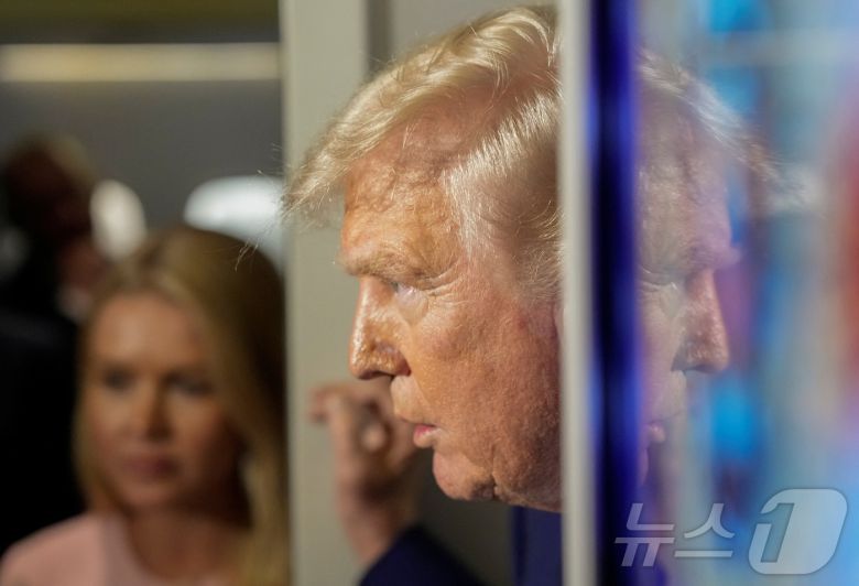 도널드 트럼프 미국 대통령이 6일(현지시간) 미국 메릴랜드주 앤드루스 합동 기지로 이동하는 동안 에어포스원 기내에서 취재진과 질문에 답하고 있다. ⓒ 로이터=뉴스1 ⓒ News1 류정민 특파원