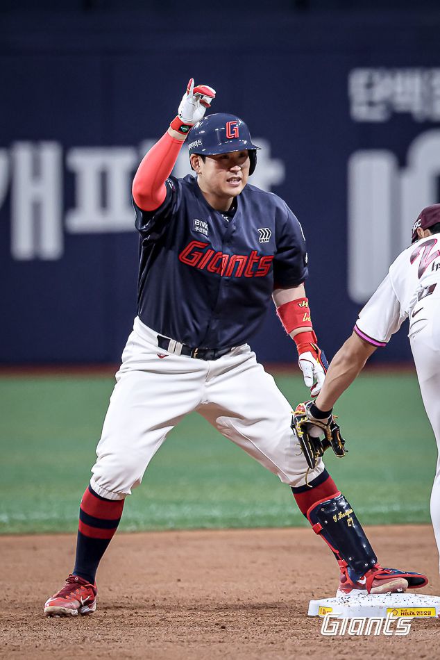 롯데 자이언츠 유강남은 29일 열린 KBO리그 고척 키움 히어로즈전에서 3타수 2안타 1볼넷 2타점 1득점으로 활약했다. (롯데 자이언츠 제공)