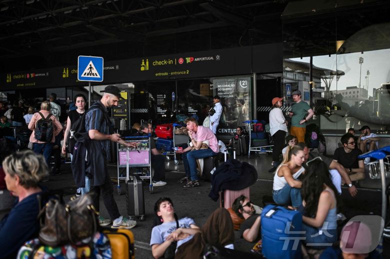 28일(현지시간) 스페인과 포르투갈 전역에서 대규모 정전이 발생한 가운데 포르투갈 리스본 움베르투 델가두 공항 밖에서 탑승객들이 공항 운영 재개를 기다리고 있다. 25.04.28 ⓒ AFP=뉴스1 ⓒ News1 김예슬 기자