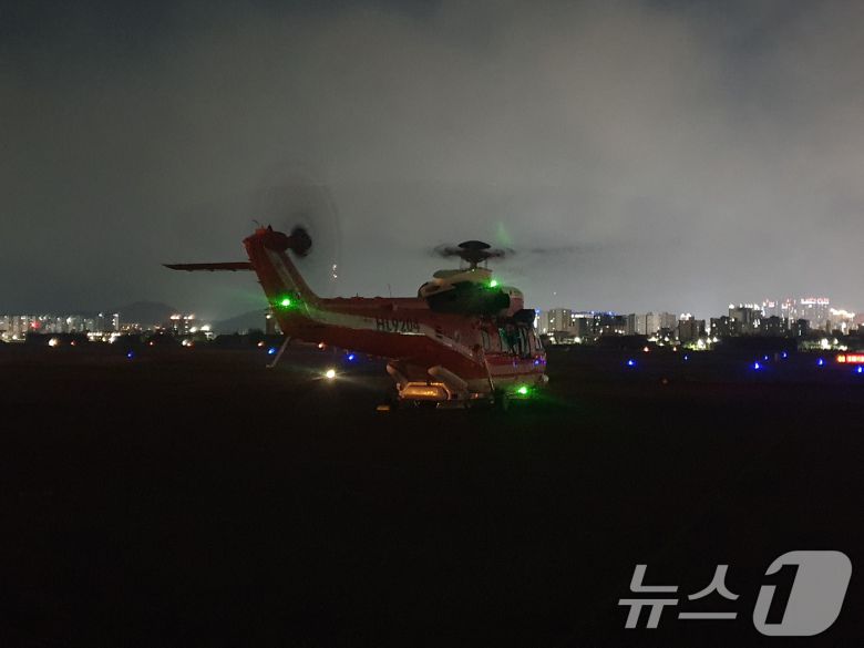 28일 대구시 북구 함지산에서 발생한 산불 진화를 위해 야간 진화가 가능한 산림청 수리온 헬기를 투입되고 있다. (산림청 제공. 재판매 및 DB 금지) 2025.4.28/뉴스1 ⓒ News1 최창호 기자