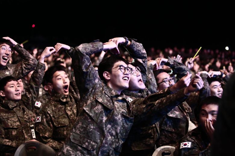 장병들이 위문열차 공연을 보며 환호하는 모습.(국방홍보원 제공)