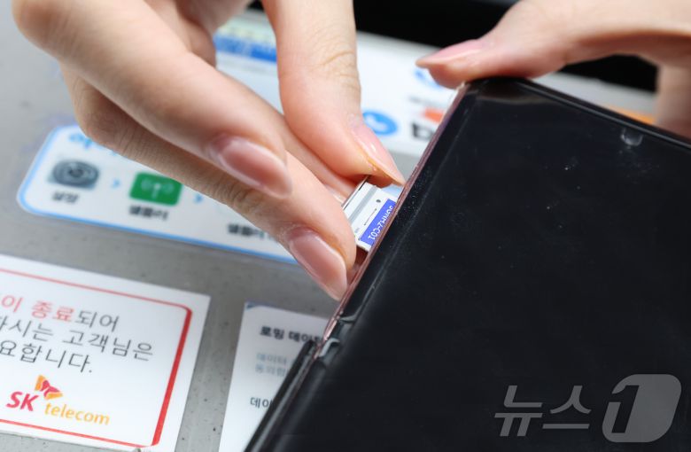 28일 오전 인천공항 제2터미널 SKT매장에서 해킹 공격으로 가입자 유심 정보가 탈취된 SK텔레콤 고객이 유심을 교체하고 있다. 2025.4.28/뉴스1 ⓒ News1 권현진 기자