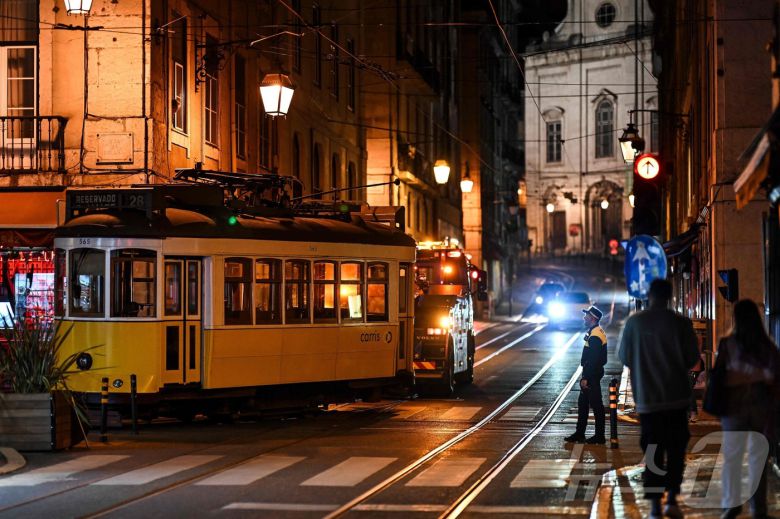 이베리아 반도에 대규모 정전이 발생한 28일(현지시간) 포르투갈 리스본에서 트램이 견인되고 있다.  ⓒ AFP=뉴스1