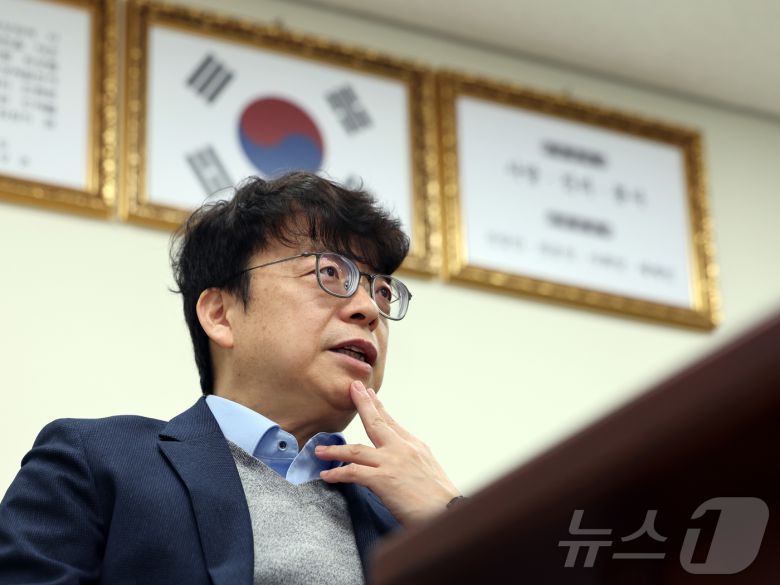 윤종빈 명지대 정치외교학과 교수가 25일 서울 서대문구 명지대학교 인문캠퍼스에서 뉴스1 대선 기획 ‘3040, 차기 정부에 바란다’ 인터뷰를 하고 있다. ⓒ News1 황기선 기자