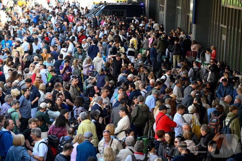 이베리아 반도에 대규모 정전이 발생한 28일(현지시간) 스페인 바르셀로나 산트 기차역 밖에서 많은 시민들이 모여 있다. ⓒ AFP=뉴스1