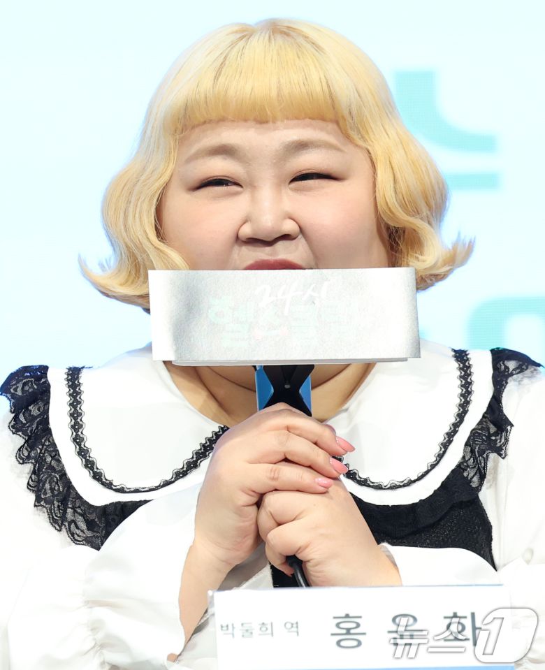 방송인 홍윤화가 29일 오후 서울 구로구 신도림 디큐브시티 더 세인트에서 열린 KBS 2TV 새 수목드라마 '24시 헬스클럽' 제작발표회에 참석해 인사말을 하고 있다. '24시 헬스클럽'은 근성이 넘치는 헬치광이 관장 도현중이 근심이 과다한 헬린이 회원들의 인생을 파격 교정하며 펼쳐지는 두근두근 근(筋)성장 코맨스(코믹 로맨스)다. 2025.4.29/뉴스1 ⓒ News1 권현진 기자