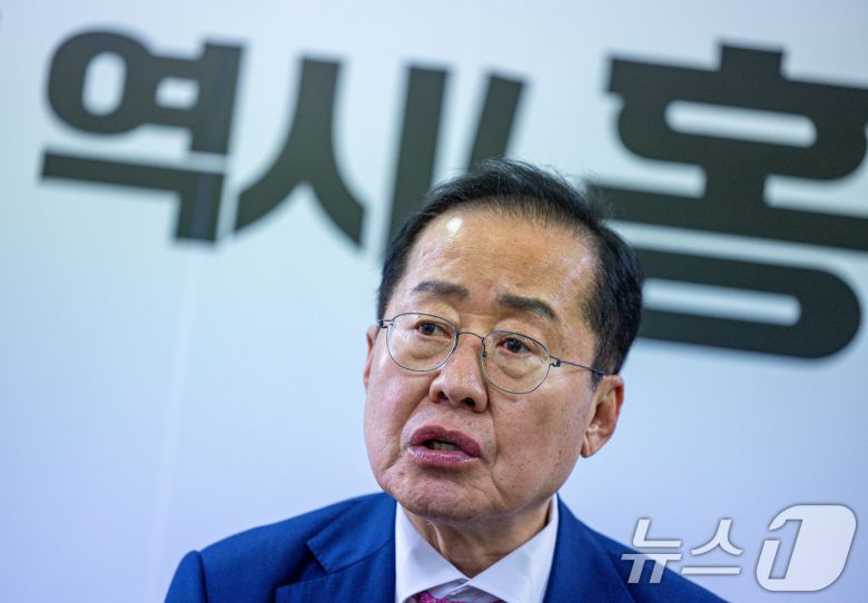제21대 대통령선거에 출마한 홍준표 전 대구시장이 14일 오후 서울 여의도 선거 캠프 사무실에서 뉴스1과 인터뷰를 하고 있다. ⓒ News1 이재명 기자