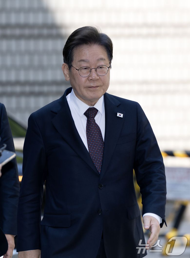 이재명 더불어민주당 대선 후보가 29일 오전 서울 서초구 서울중앙지방법원에서 열린 '대장동 배임 및 성남FC 뇌물' 1심 속행 공판에 출석하고 있다. 2025.4.29/뉴스1 ⓒ News1 이승배 기자