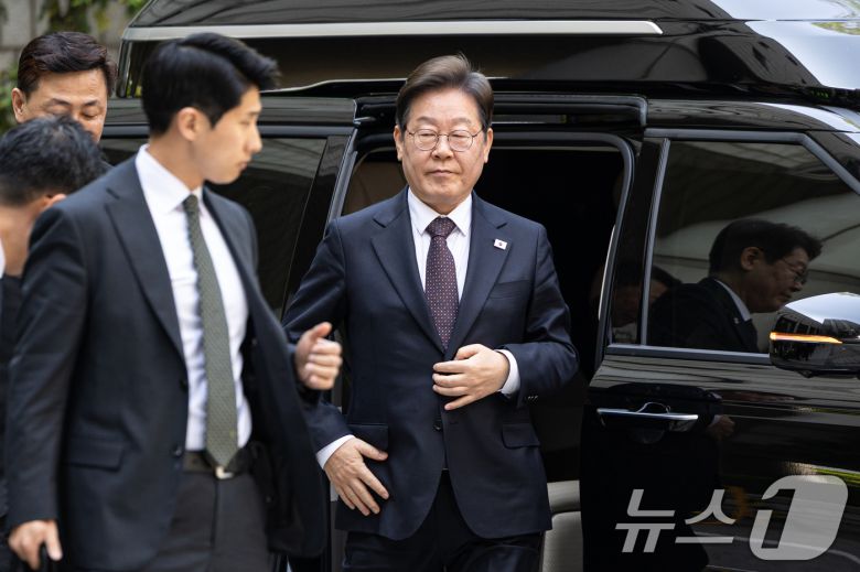 이재명 더불어민주당 대선 후보가 29일 오전 서울 서초구 서울중앙지방법원에서 열린 '대장동 배임 및 성남FC 뇌물' 1심 속행 공판에 출석하고 있다. 2025.4.29/뉴스1 ⓒ News1 이승배 기자