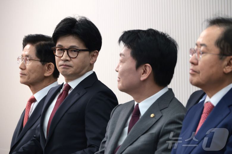 김문수(왼쪽부터), 한동훈, 안철수, 홍준표 대선 경선 후보가 29일 오후 서울 여의도 중앙당사에서 열린 제21대 대통령후보자 선출을 위한 3차 경선 진출자 발표에 자리해 있다. 2025.4.29/뉴스1 ⓒ News1 국회사진취재단