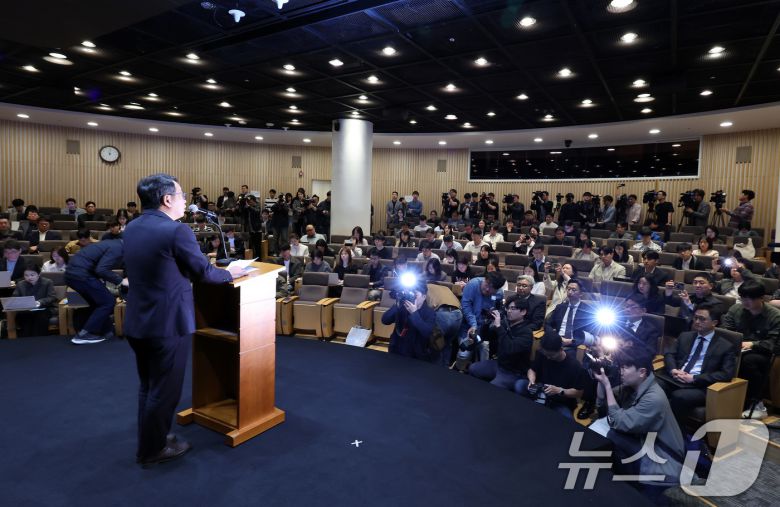 유영상 SK텔레콤 대표이사가 25일 서울 중구 SKT타워에서 고객 정보 보호조치 강화 설명회를 열고 SK텔레콤 이용자 유심(USIM) 정보 해킹 사고와 관련해 사과하고 있다. 2025.4.25/뉴스1 ⓒ News1 이동해 기자
