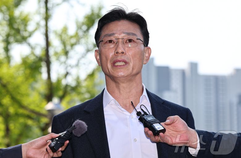 임성근 전 해병대 1사단장이 해병대 채상병 순직사건 외압 의혹 관련 수사 포렌식 참관을 위해 30일 경기 과천 고위공직자범죄수사처(공수처)에 들어서며 취재진 질문에 답하고 있다. 2025.4.30/뉴스1 ⓒ News1 김도우 기자