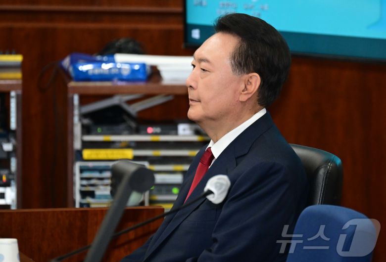 12·3 비상계엄을 선포해 내란 우두머리 혐의로 재판에 넘겨진 윤석열 전 대통령이 서울 서초구 서울중앙지법 417호 법정에 앉아 재판 시작을 기다리고 있다. 2025.4.21/뉴스1 ⓒ News1 사진공동취재단