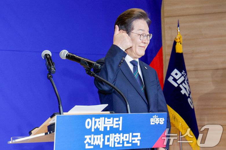 이재명 더불어민주당 대선 후보가 30일 오후 서울 여의도 국회 의원회관에서 열린 제21대 대통령선거 중앙선거대책위원회 출범식에서 연설에 앞서 엄지손가락을 치켜들고 있다. 2025.4.30/뉴스1 ⓒ News1 안은나 기자
