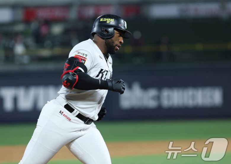 2일 오후 경기 수원시 장안구 KT위즈파크에서 열린 '2025 신한 SOL 뱅크 KBO리그' LG 트윈스와 KT 위즈의 경기, 1회말 2사 주자 2루 KT 로하스가 홈런을 치고 난 뒤 홈으로 향하고 있다. 2025.4.2/뉴스1 ⓒ News1 김영운 기자